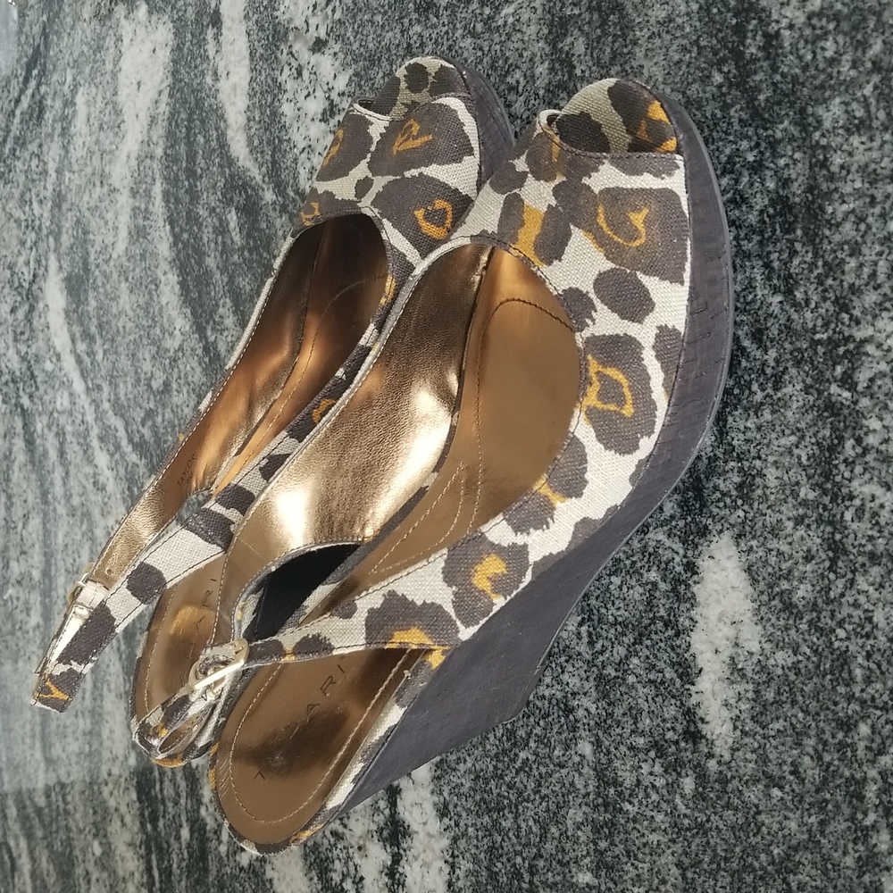 (9M) Tahari ❤ ❤ Animal Print Wedge ❤ Hot ❤ Summer ❤ Vacay ❤